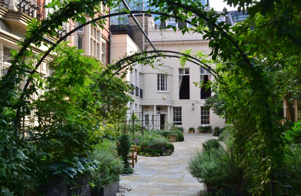 The Courtyard at the Historic London Wedding Venue Drapers' Hall | Confetti.co.uk