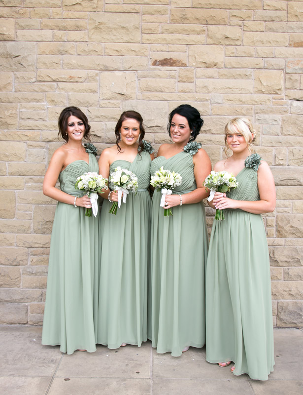 Bridesmaids in pale green 