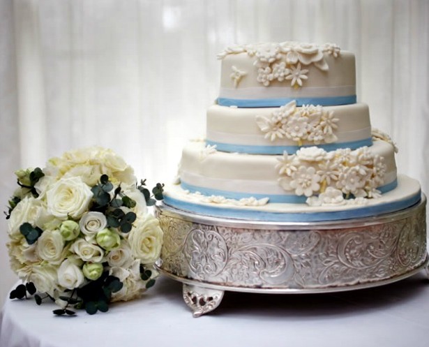 wedding traditional bow bouquet with white wedding cake floral design