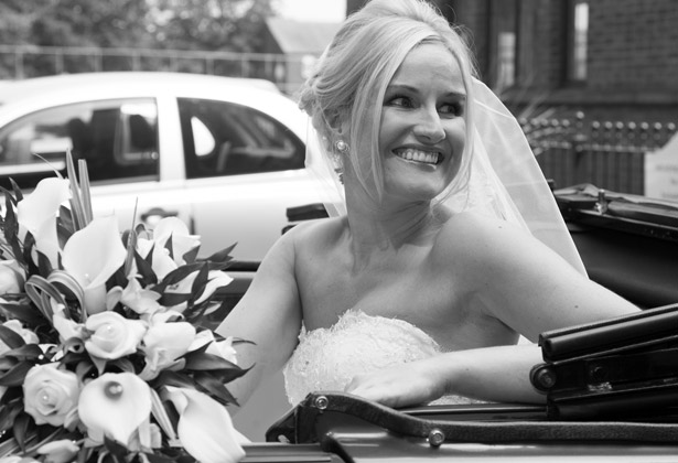 Bride-with-her-lily-and-rose-bouquet