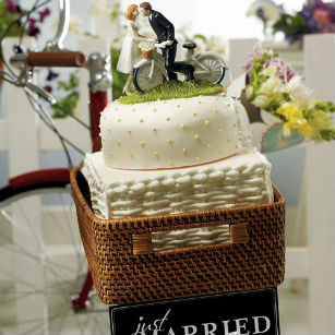 Cake topper with bicycle