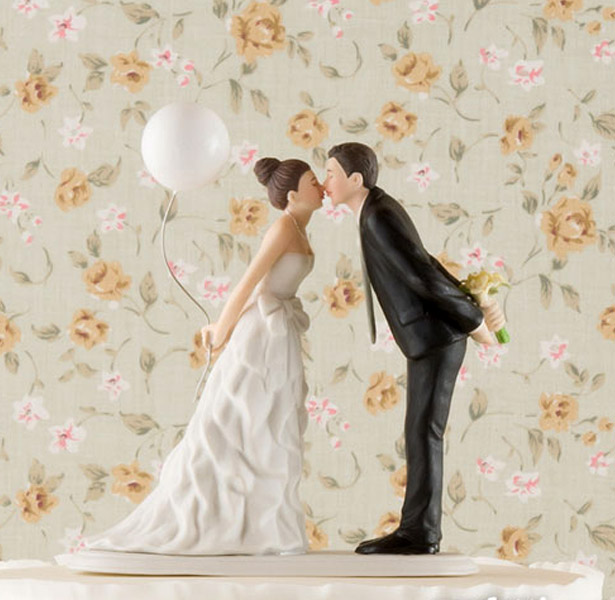 cake topper bride and groom with balloon