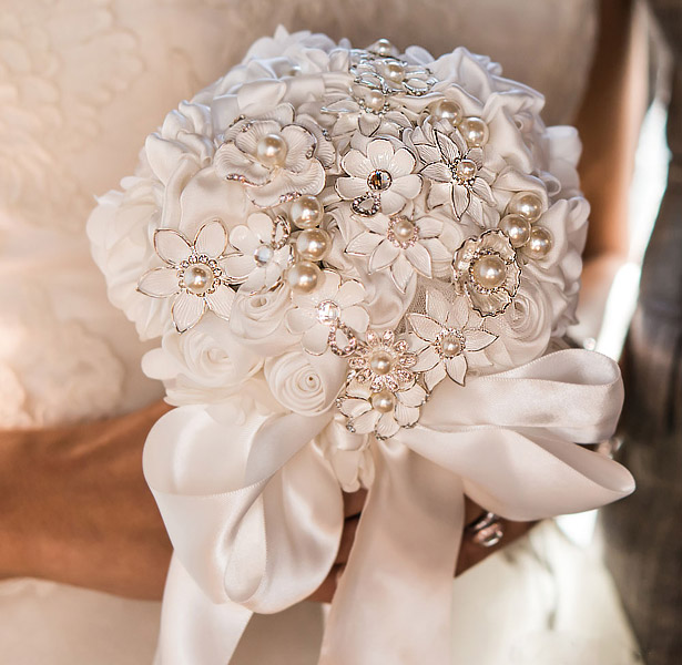 9552-i_couture-brooch-bridal-bouquet7b05c0ff2b1f568ae6bb66be0cb9a7dc