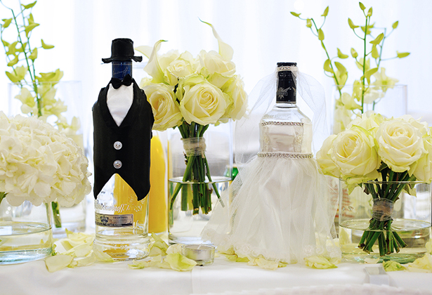 Black and white table decoration with cream roses