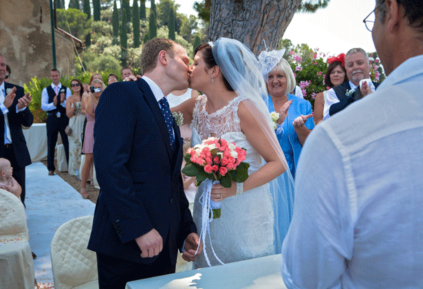 First kiss as husband and wife 