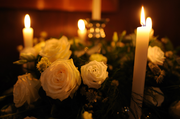 White roses table flower decorations with candles