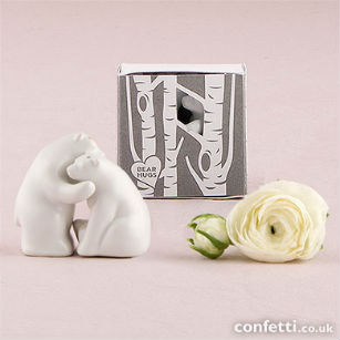 Bear hug mini salt and pepper shakers favour in gift box