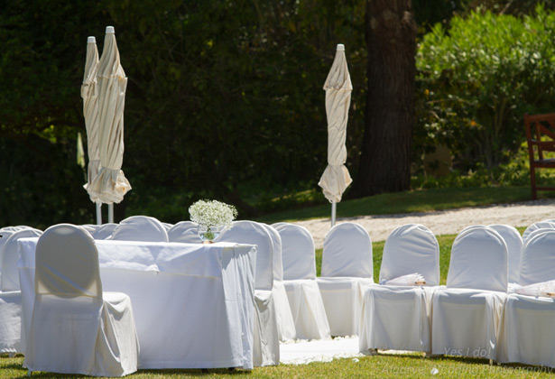 White and baby breaths wedding ceremony at Vila Vita Parc in Porches  