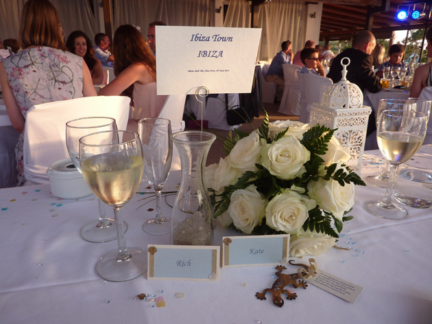 Ivory Rose Centrepiece with Moroccan Lantern 