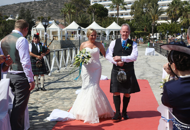 The bride’s father wearing a kilt for her big day   