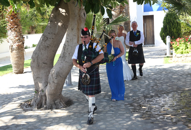 The bride with her father on their way to the ceremony 