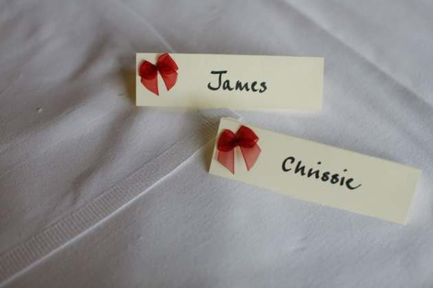 Ivory place cards with red bows | Confetti.co.uk