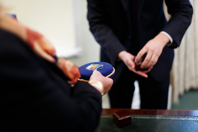 The wedding rings on a blue and gold ring cushion | Confetti.co.uk