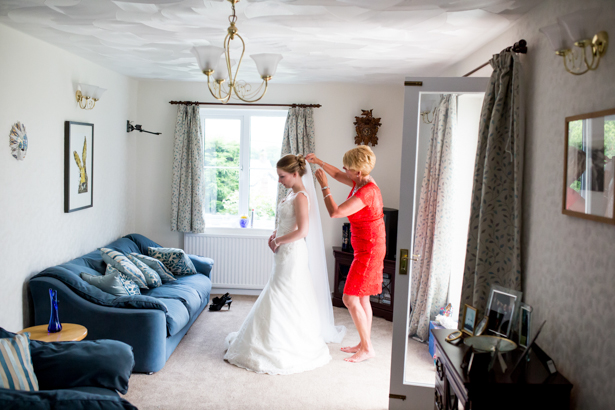 Mother of the bride helping her daughter with her veil | Mother daughter moment | Confetti.co.uk