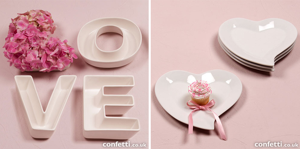 Decorative plates as wedding signs | Confetti.co.uk