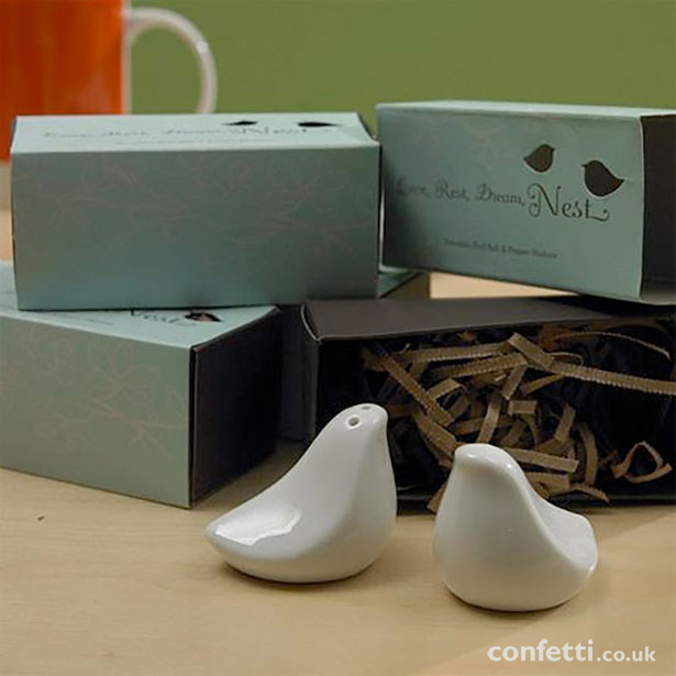 Woodland themed wedding favours | Love Bird salt and pepper shaker wedding favour | Confetti.co.uk 