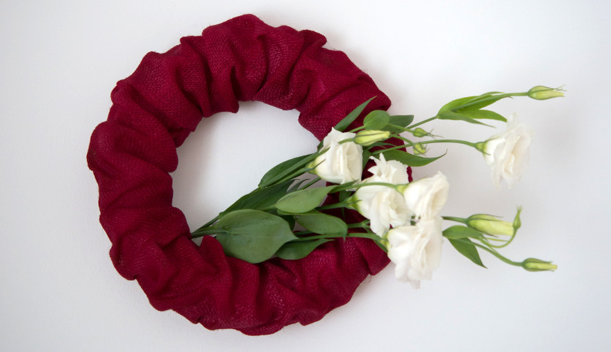 Cranberry Red Wreath - Cranberry red burlap wreath DIY wedding decor | Confetti.co.uk