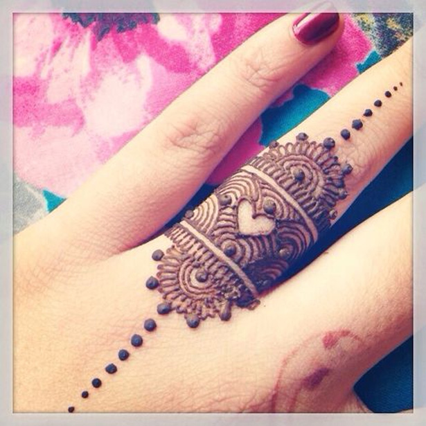 Unique mehndi ideas | Mehndi on your ring finger | Heart deisgn mehndi | Confetti.co.uk