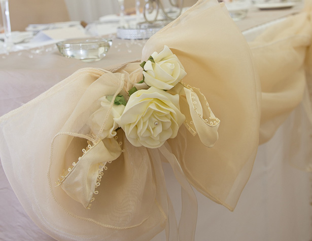 Ivory table bow and ivory rose| Becki and Rob’s Real Wedding By Jenny Martin Photography | Confetti.co.uk