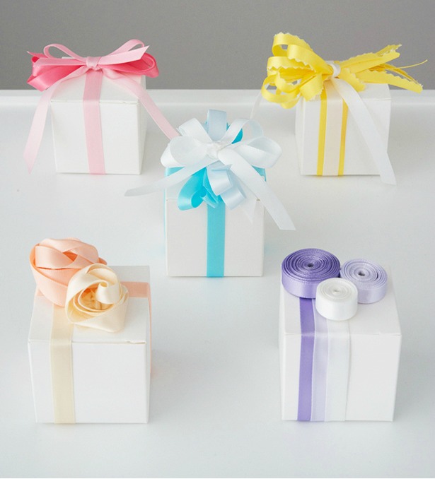 Favour boxes with coloured ribbons | Confetti.co.uk