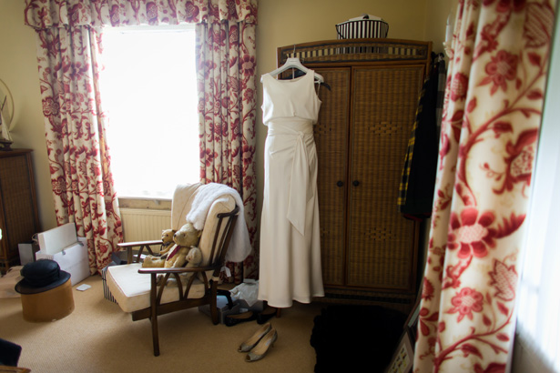 Brides bedroom | 1920’s inspired white wedding dress | Abigail and Chris's Real Christmas Wedding | Confetti.co.uk 