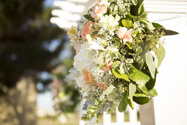 Blush pink and white hydrangeas floral arrangements for the ceremony | Crystal & Giampaolo California Real Wedding |Destination Wedding America | Confetti.co.uk 