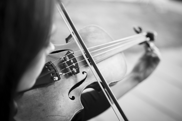 Violinist playing during the ceremony | Outdoor wedding ceremony ideas | Beach wedding | Crystal & Giampaolo California Real Wedding |Destination Wedding America | Confetti.co.uk 