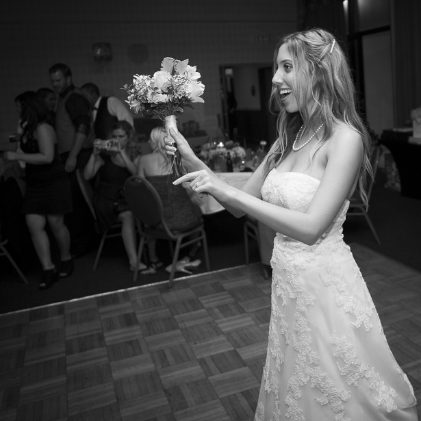 Bride getting ready to throw her bouquet | Crystal & Giampaolo California Real Wedding |Destination Wedding | Confetti.co.uk 