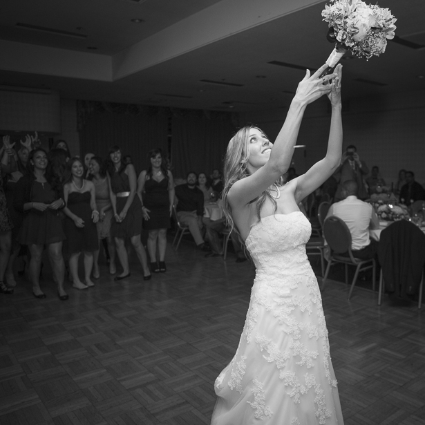 Bride getting ready to throw her bouquet | Bridesmaids and other female guests waiting for the bride to throw her bouquet | Crystal & Giampaolo California Real Wedding |Destination Wedding | Confetti.co.uk 