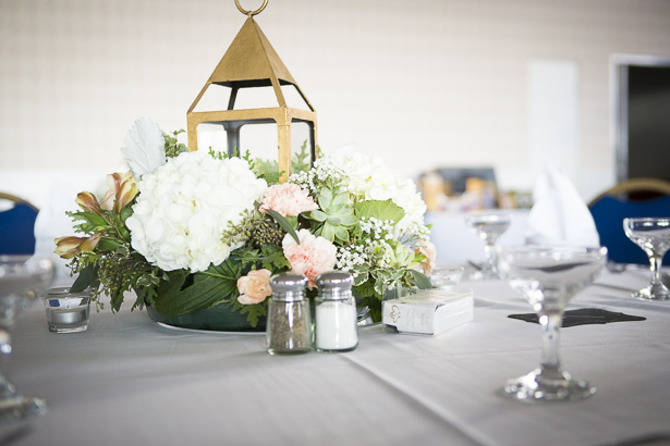 Beach themed wedding centrepieces | Gold lamp with white hydrangeas, and pink carnations | Crystal & Giampaolo California Real Wedding |Destination Wedding | Confetti.co.uk 