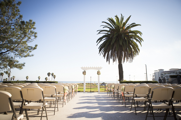 Outdoor wedding ceremony| Beach wedding ceremony | Crystal & Giampaolo California Real Wedding |Destination Wedding America | Confetti.co.uk 