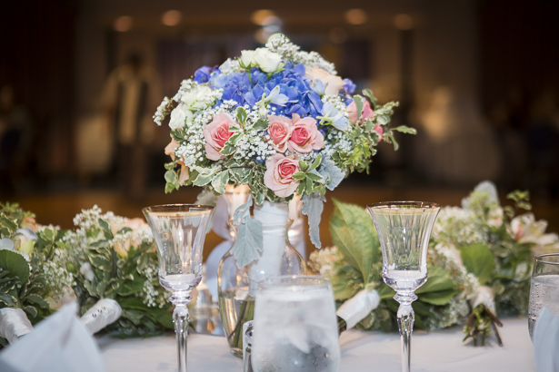 Beach themed wedding centrepieces with pink roses and blue hydrangeas | Crystal & Giampaolo California Real Wedding |Destination Wedding | Confetti.co.uk 