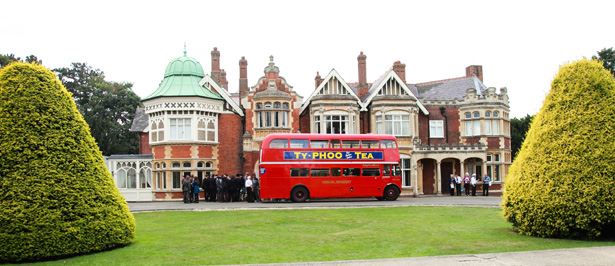 Red London Bus taking the guests to the wedding reception | Fun wedding ideas | Shasha and James real wedding | 1920’s Great Gatsby Wedding Confetti.co.uk 