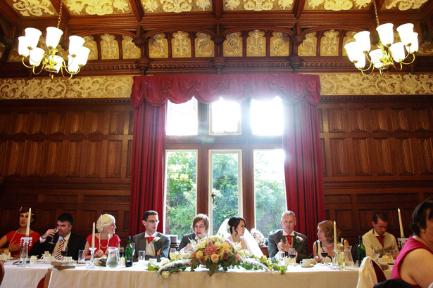 Bride and groom sat at the 1920’s themed top table | Shasha and James real wedding | 1920’s Great Gatsby Wedding Confetti.co.uk 