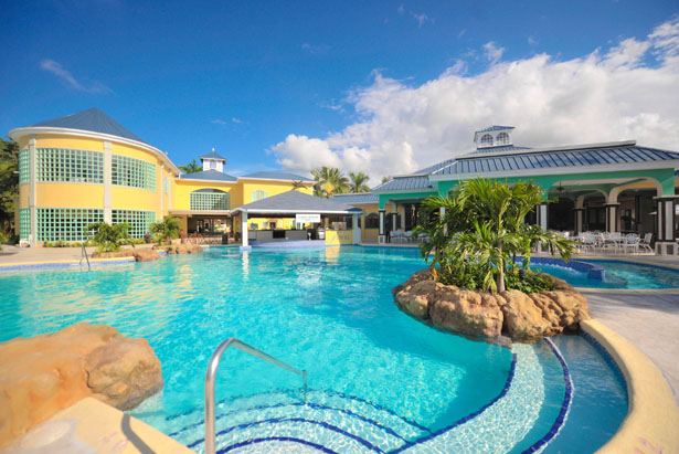 Take a relaxing dip in the pool on your Jamaican honeymoon | Confetti.co.uk