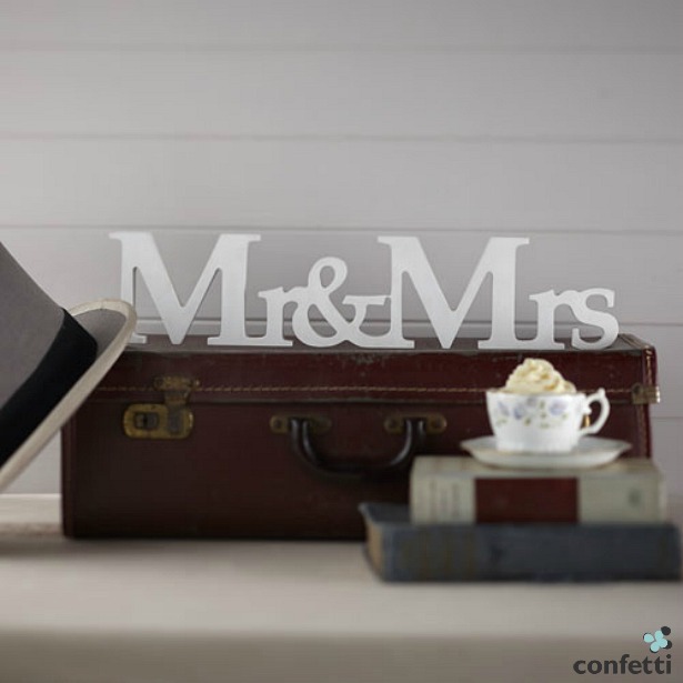 Vintage Affair Mr and Mrs wooden sign | Confetti.co.uk