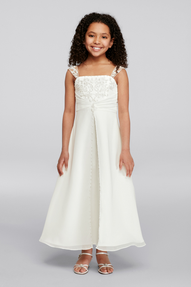 Flower girl dressing in white | Confetti.co.uk