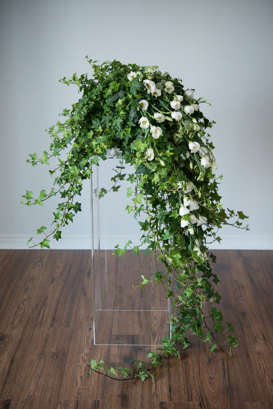 White and Green Wedding Flowers Decor | Confetti.co.uk