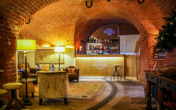 The Champagne bar at Spitbank Fort | Confetti.co.uk