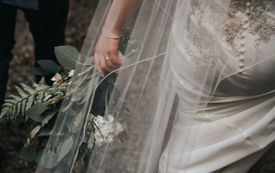 Wedding traditions and superstitions: bridal bouquet