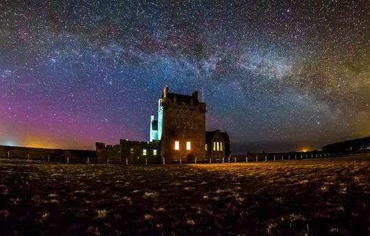 Northern lights around Ackergill Tower Castle Hotel Scotland | Confetti.co.uk