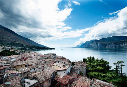 Jeannie and Peters Real Malcesine Castle Wedding in the Italian Lakes By Best Wedding Away | Confetti.co.uk