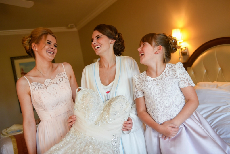 Disney World Bride Getting Ready at Grand Floridan Hotel | Confetti.co.uk