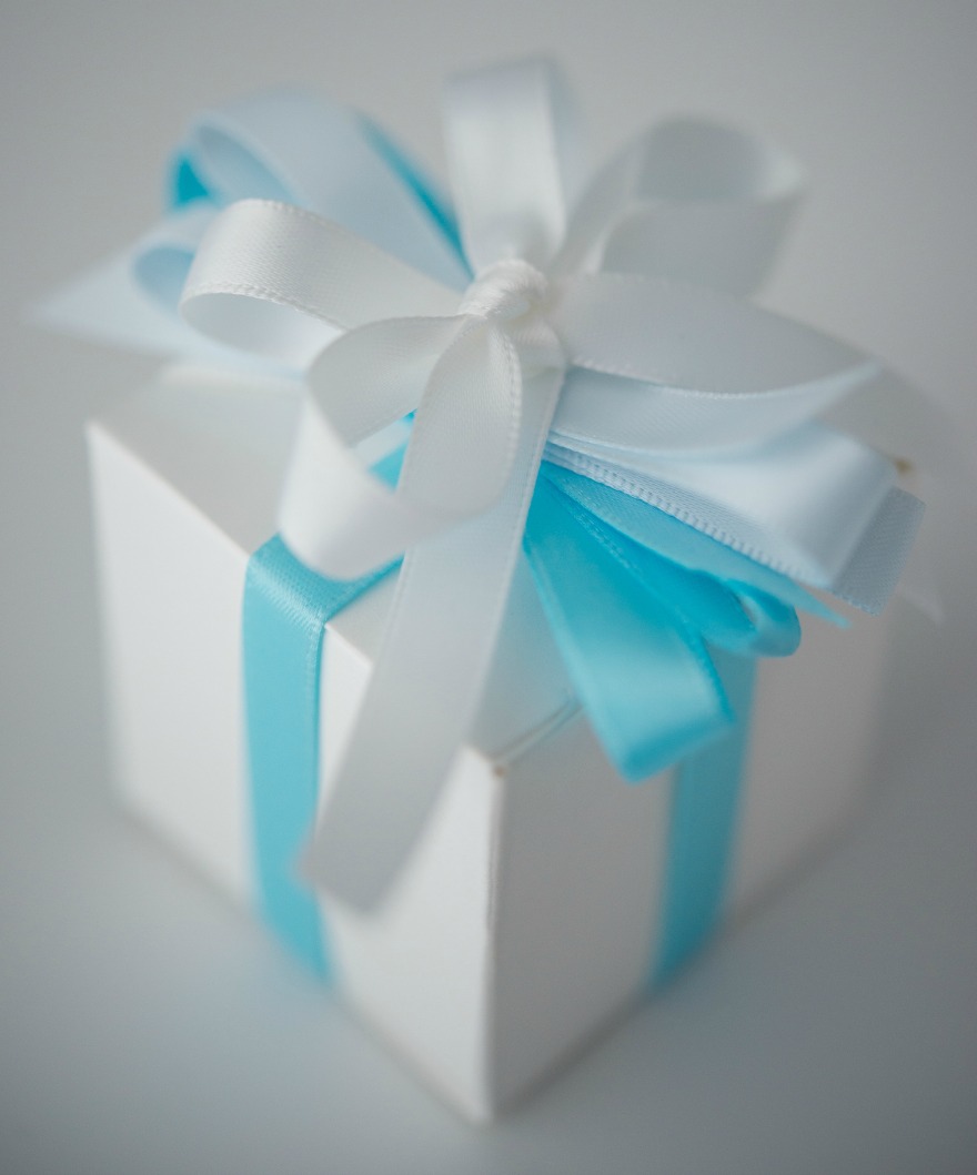 Favour box with blue and white ribbons | Confetti.co.uk