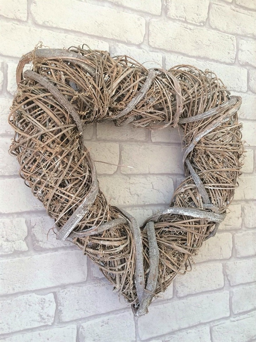 Large natural hanging heart | Confetti.co.uk