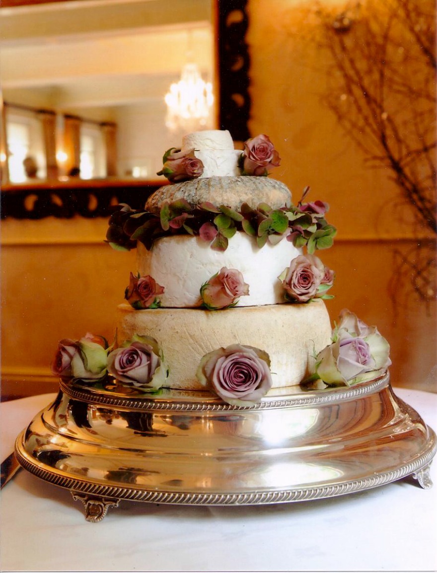 Artisan cheese wedding cakes by the Cotswold Cheese Company | Confetti.co.uk