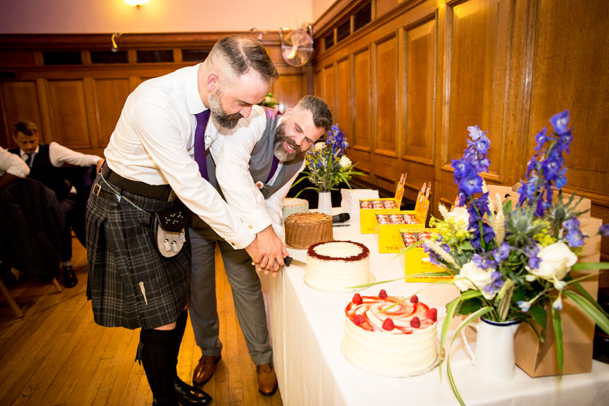 Islington Assembly Hall Couple Cutting the Wedding Cake | Confetti.co.uk