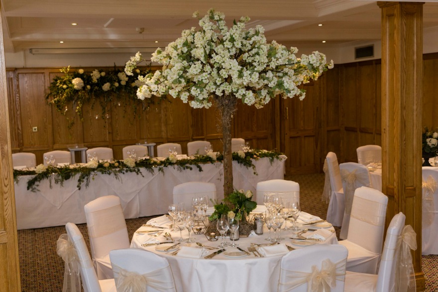 Spring wedding Ideas at the Devonshire Arms Hotel by Suzy Mitchell | Confetti.co.uk