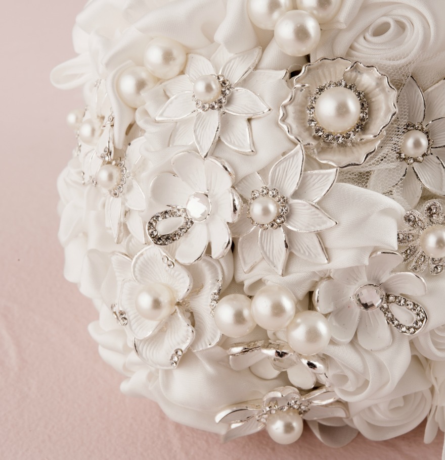 Brooch bridal bouquets | Confetti.co.uk