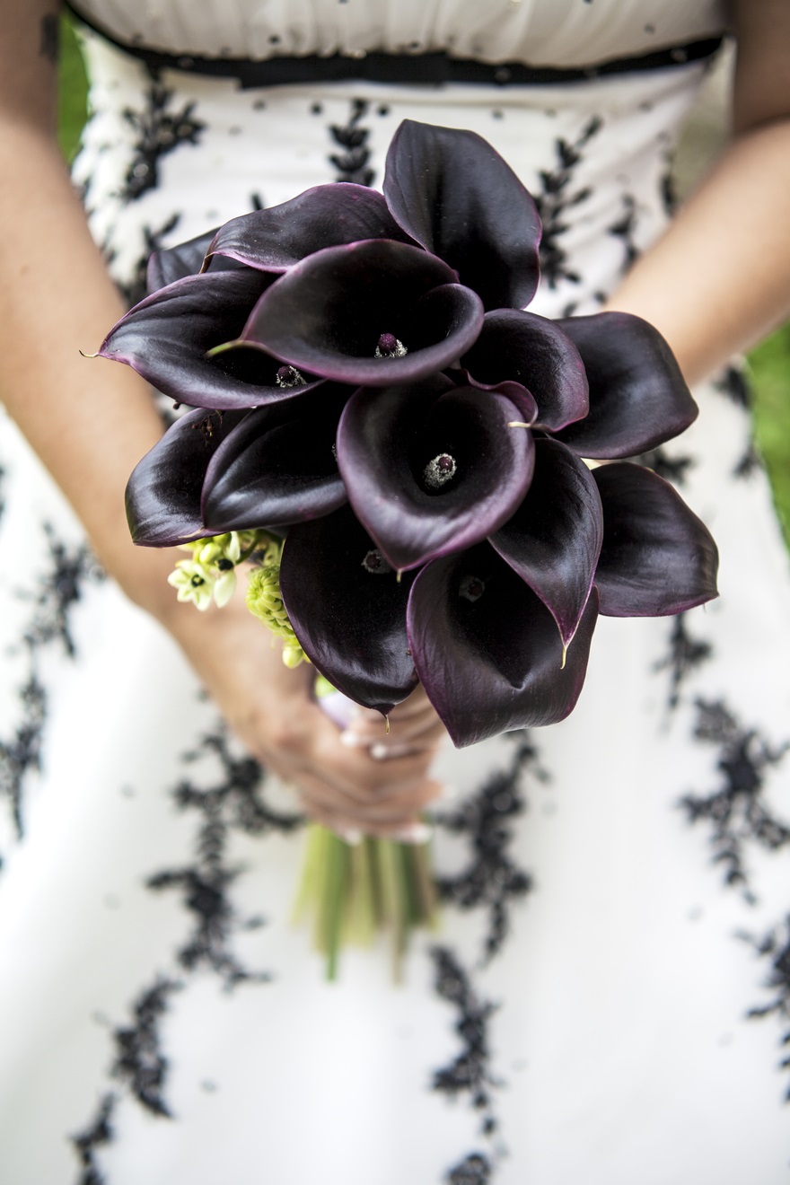 Black bridal bouquet | Confetti.co.uk